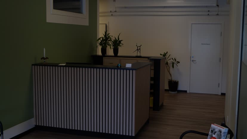 Hyggeligt venteområde med naturligt lys